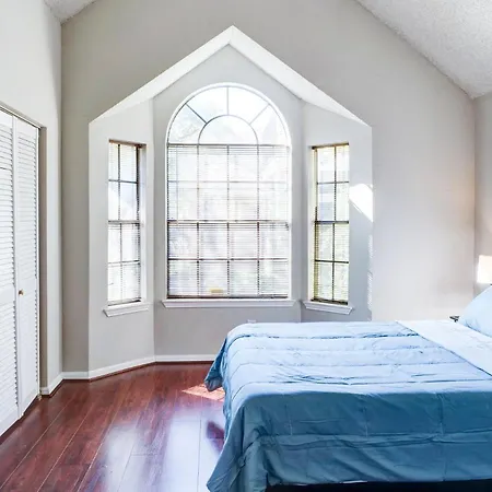Lovely 2 Bedroom, 1 Bath Condo With Pools And Gym.